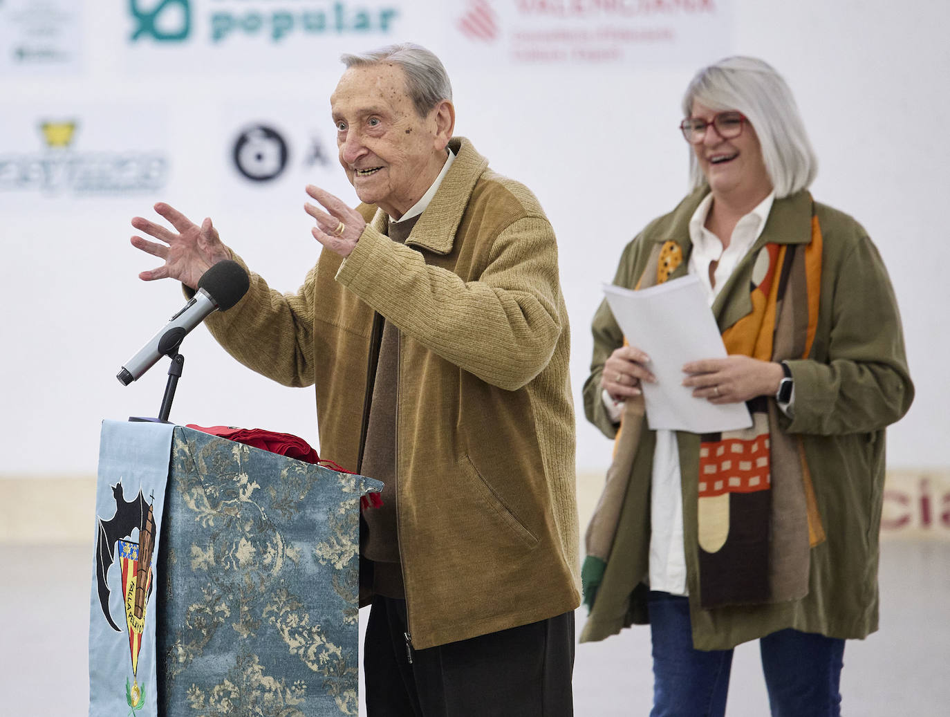 Una falla dedicada a la pilota: Rovellet ya es monumento