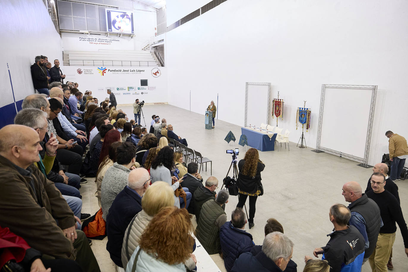 Una falla dedicada a la pilota: Rovellet ya es monumento
