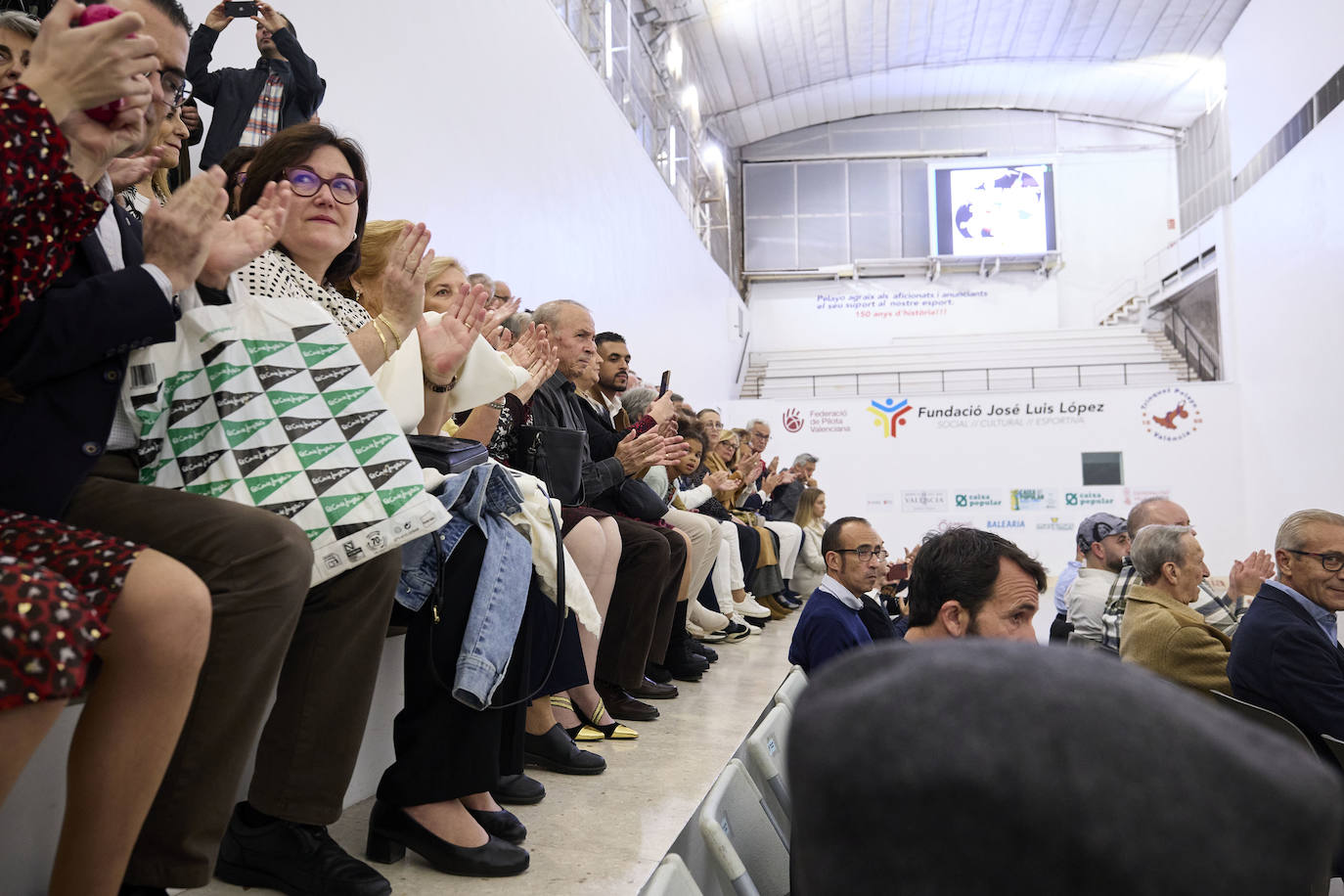 Una falla dedicada a la pilota: Rovellet ya es monumento