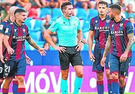 Los jugadores del Levante, protestando al árbitro, en una imagen de archivo.