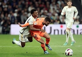 Rodrygo comete falta sobre José Gayà en el partido del Bernabéu.