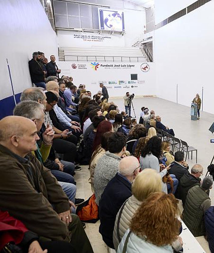 Imagen secundaria 2 - El presidente de la falla entrega la faja roja a Rovellet, el artista fallero explica el monumento infantil, y la escala llena para el acto de presentación de las maquetas.
