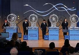 Los niños encargados de realizar el sorteo.