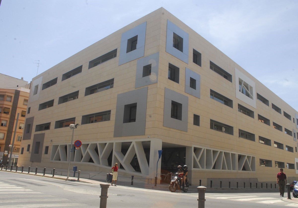 Fachada de la comisaría de la Policía Nacional de Alicante.