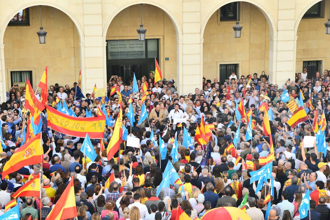 Fotos de la concentración en Alicante contra la amnistía