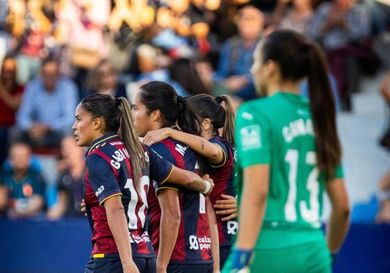 Mayra Ramírez bate a Antonia Canales.