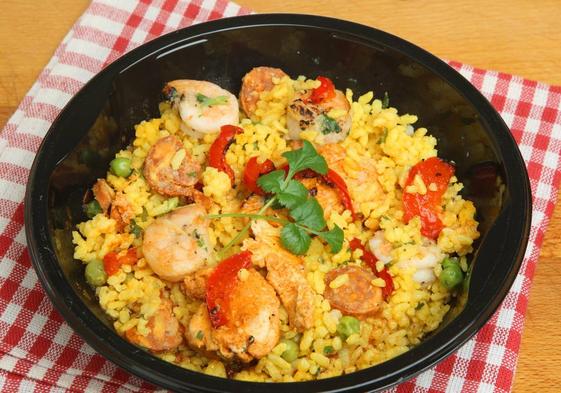 Una paella con chorizo en una imagen de archivo.