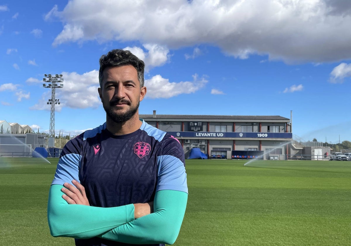 Héctor Rodas posa en el campo donde juega como local el Atlético Levnate.