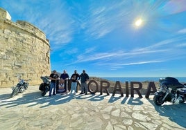 Representantes del Club Ugly MC y el alcalde, junto al Castillo de Moraira.