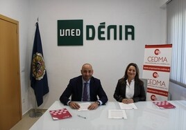 Benito Mestre y Raquel Martí firmando el convenio entre Cedma y UNED Dénia.