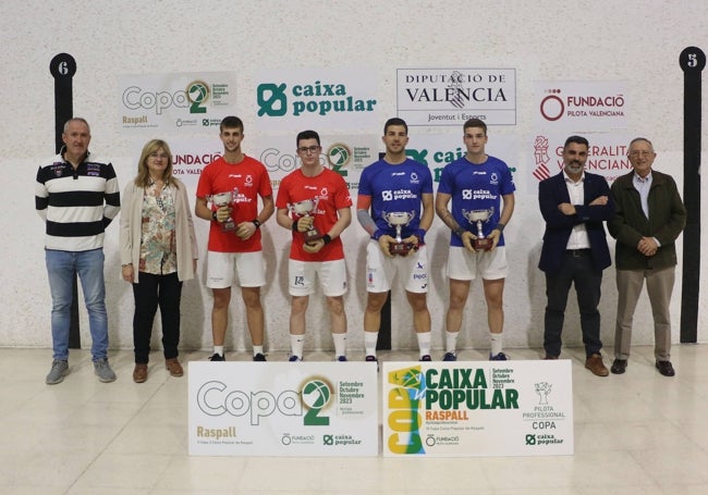 Ganadores y finalistas de la Copa2 de raspall, junto a las autoridades.