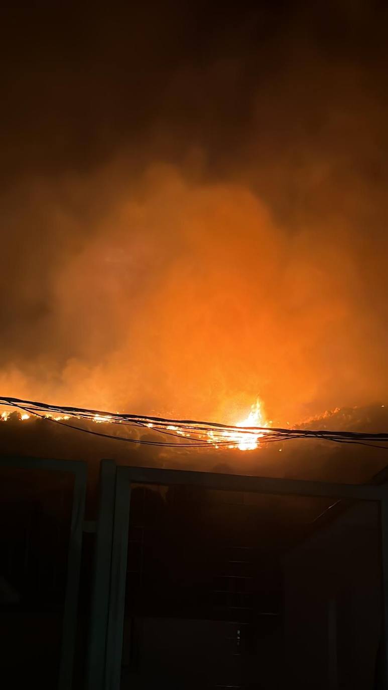 Un incendio forestal en El Ràfol d&#039;Almúnia obliga a desalojar el municipio de Benimeli