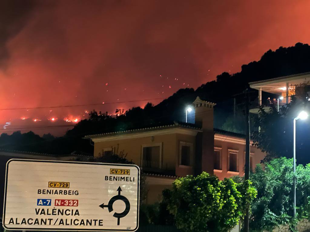 Un incendio forestal en El Ràfol d&#039;Almúnia obliga a desalojar el municipio de Benimeli