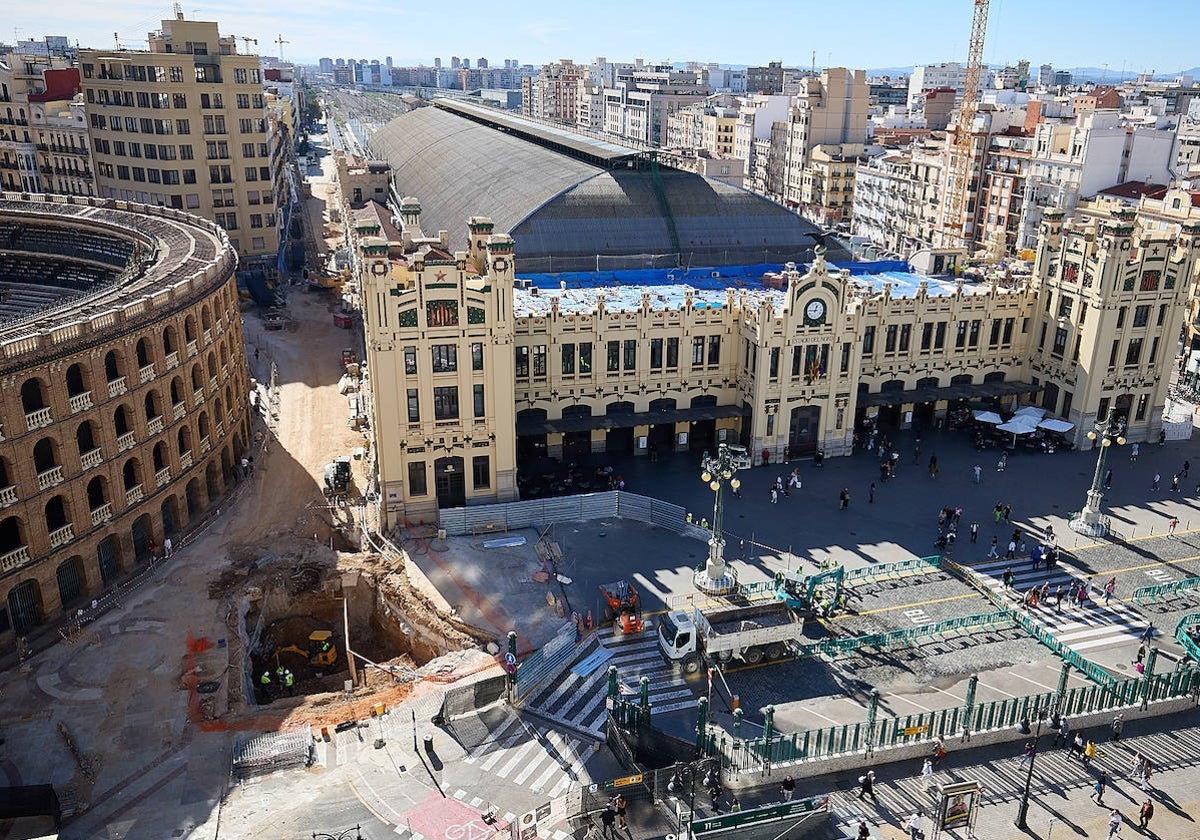 Orificio que se ha hecho en la calle Alicante para crear el túnel del metro que unirá la estación de la calle Alicante con la de Xàtiva.