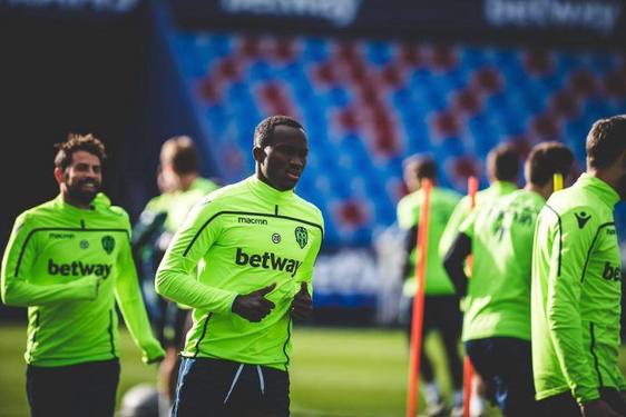 Dwamena, en un entrenamiento con el Levante UD.