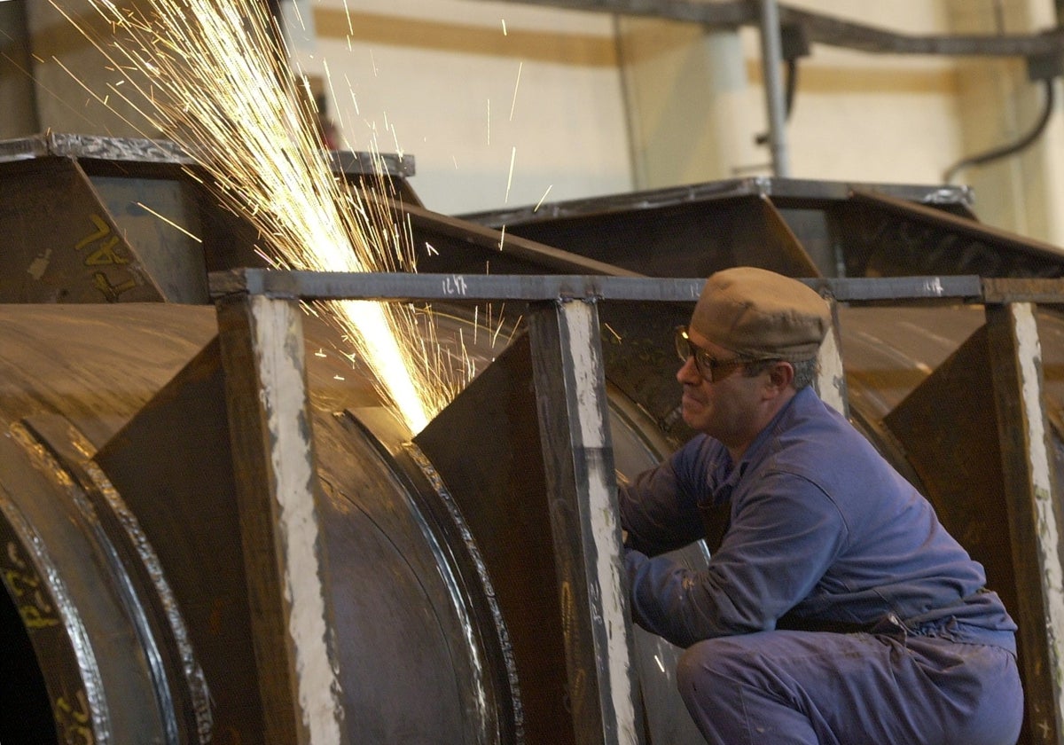 Un operario, trabajando en una empresa.