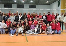 El equipo femenina superliga2 de Xàtiva, junto a las exjugadoras del Tormo Barbera.