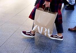 Una joven lleva una bolsa de Zara.