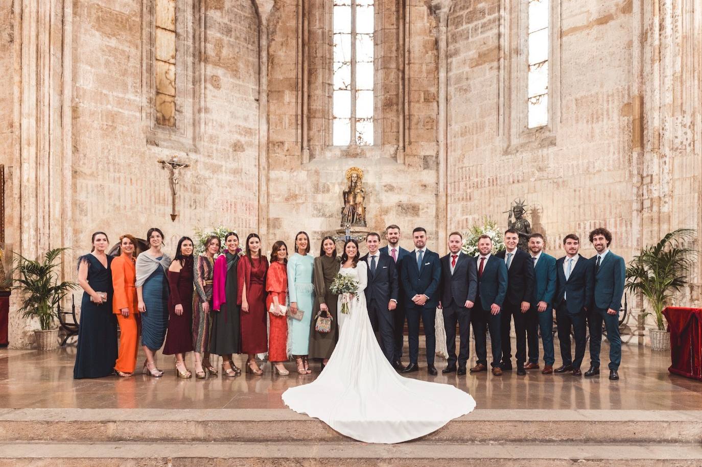 Los amigos de los novios, en la iglesia de San Juan del Hospital.