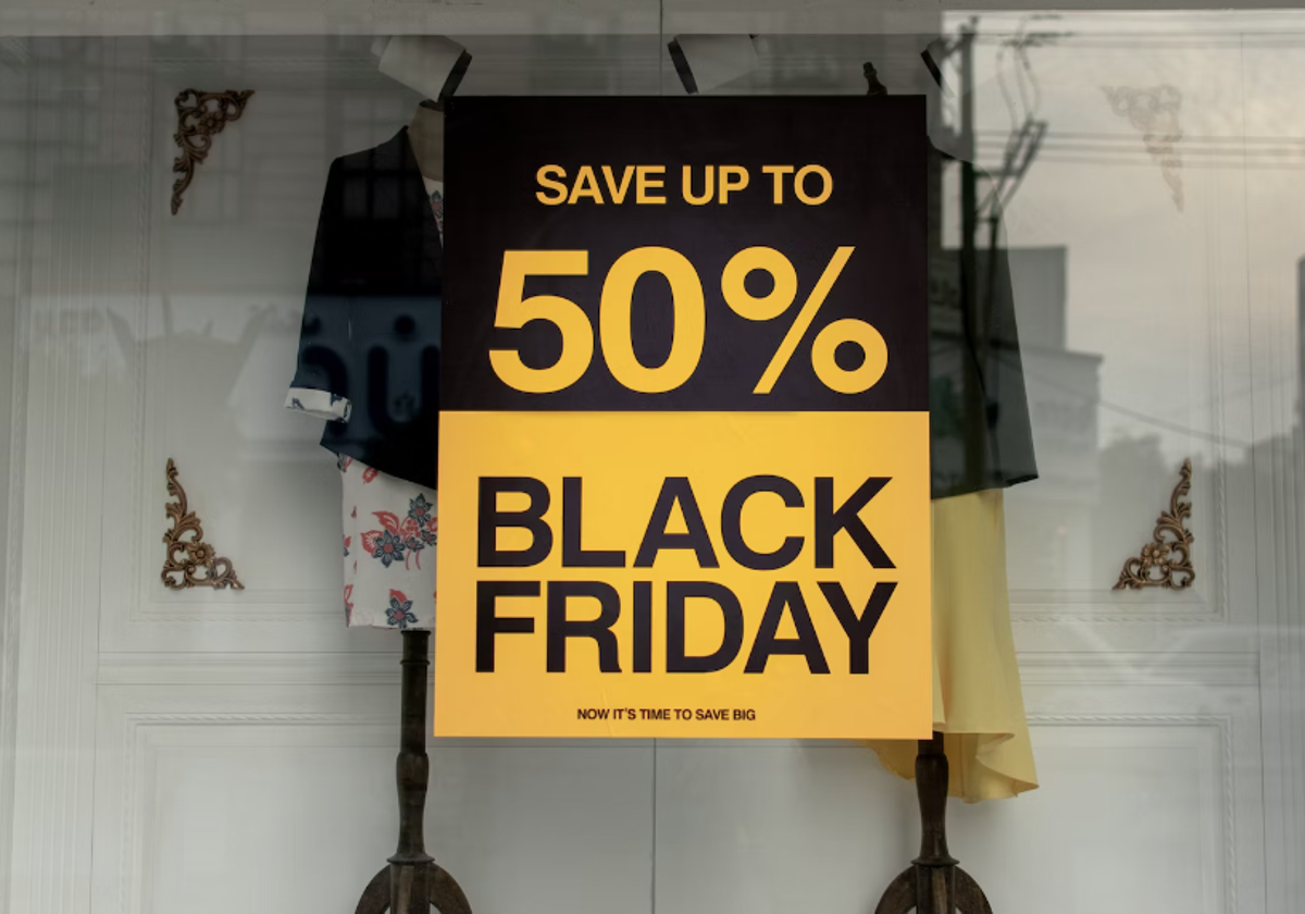 Un escaparate anuncia los descuentos del Black Friday en una imagen de archivo.