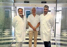 De izquierda a derecha, los doctores Juan Carlos Peñalver, Leoncio Arribas y Sergio Sandiego del IVO