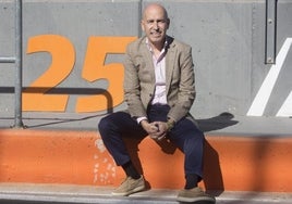 Gonzalo Gobert posa junto a la puerta del box 25, número de ediciones que se habrán celebrado tras el GP de la Comunitat de este año.