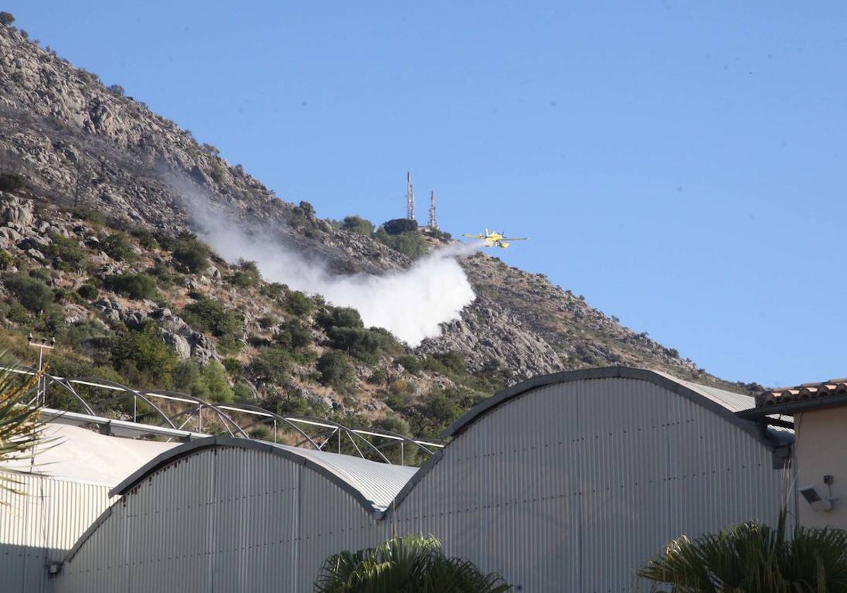 Un hidroavión haciendo una descarga para evitar rebrotes.