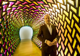 Javier Molins, director artístico del Centro Hortensia Herrero, en el túnel creado por Olafur Eliasson.