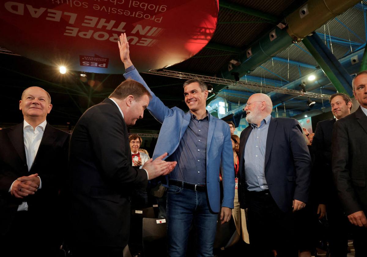 Pedro Sánchez saluda en la convención de los socialistas europeos.