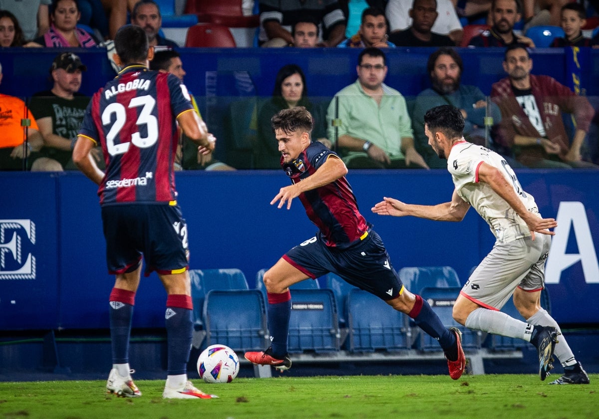 Iván Romero trata de irse en velocidad de un jugador del Racing Ferrol.