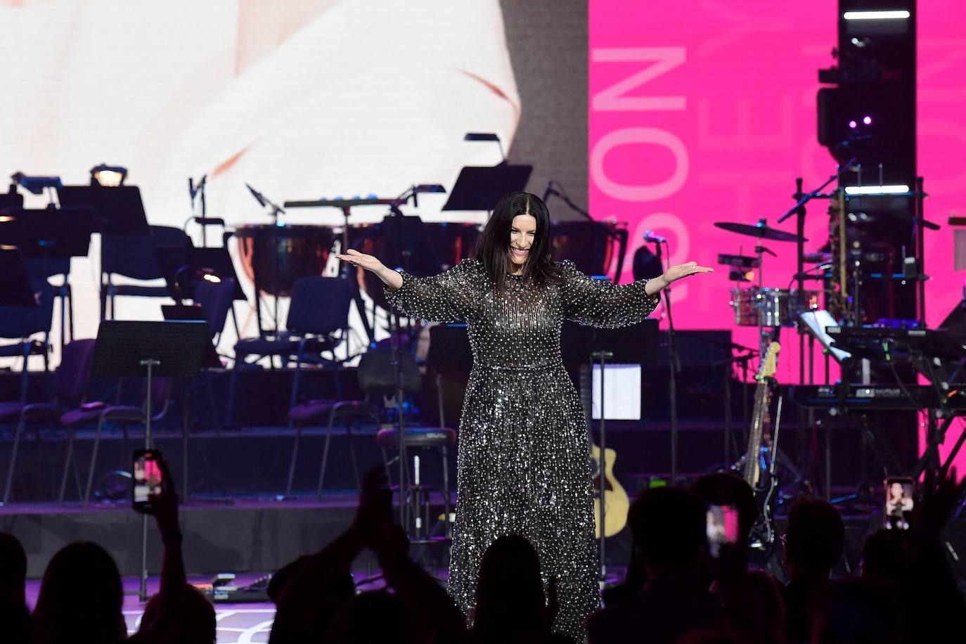 Laura Pausini, emocionada y rodeada de amigos, brilla en su homenaje de los Latin Gramy