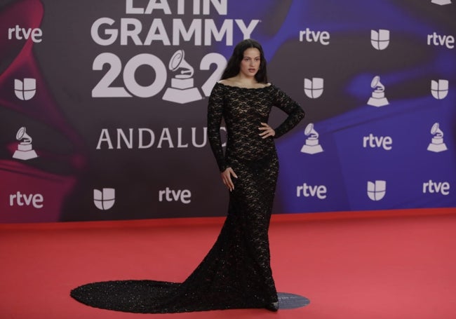 Rosalía con diseño de Balenciaga en la alfombra roja de los Latin Grammy 2023.