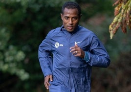 Kenenisa Bekele entra victorioso en el Maratón de Berlín de 2019.