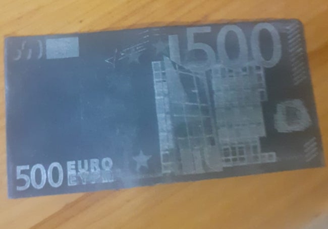 Un billete ennegrecido de 500 euros.