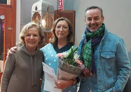 Carmen Asins junto a Amparo Fabra y Fran Tochena tras concederle el premio Joia.