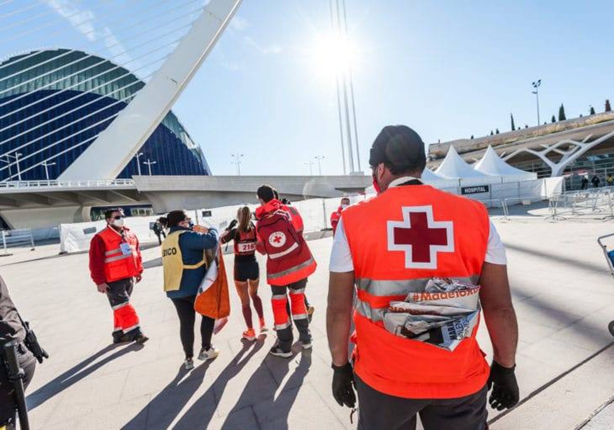 Sanitarios asisten a una corredora tras correr el Maratón.