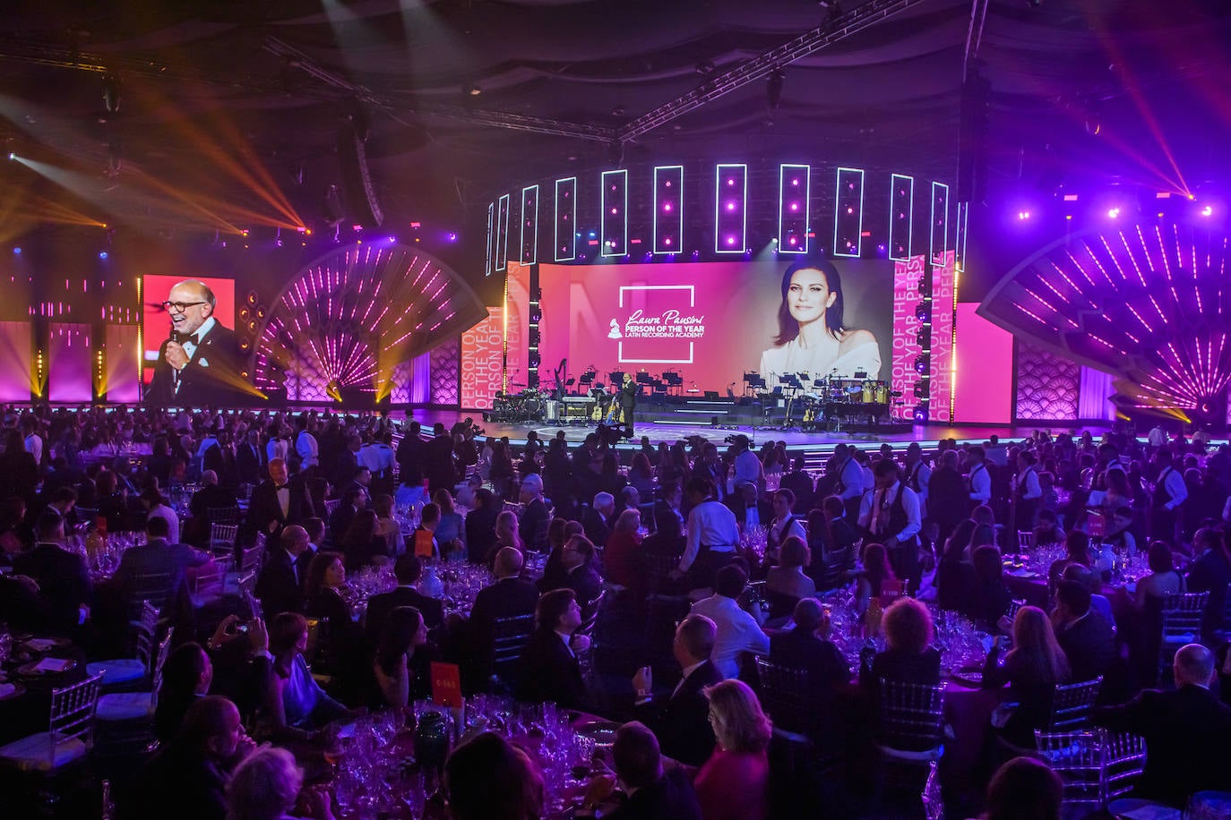 Laura Pausini, emocionada y rodeada de amigos, brilla en su homenaje de los Latin Gramy