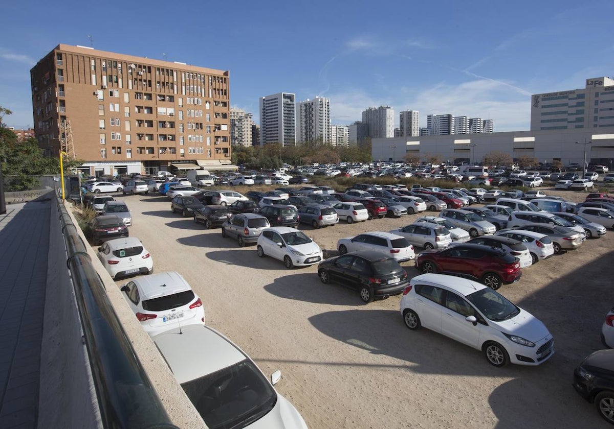 Finca situada junto al hospital La Fe, rodeada de solares y con el desarrollo urbanístico pendiente.