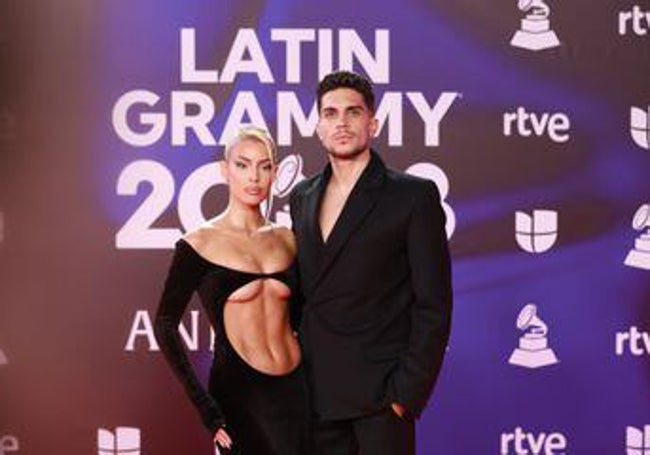 El futbolista Marc Bartra junto a su novia Jessica Goicoechea en la alfombra roja de los Latin Grammy 2023.