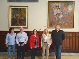 Familiares y representantes municipales junto a los cuadros.