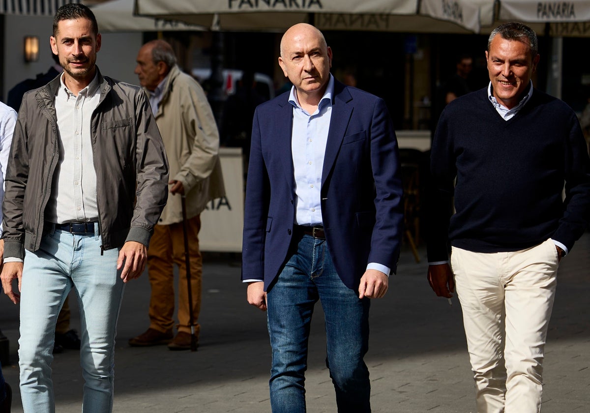 Alejandro Soler, en el centro, entre Carlos Fernández Bielsa y Francis Rubio.