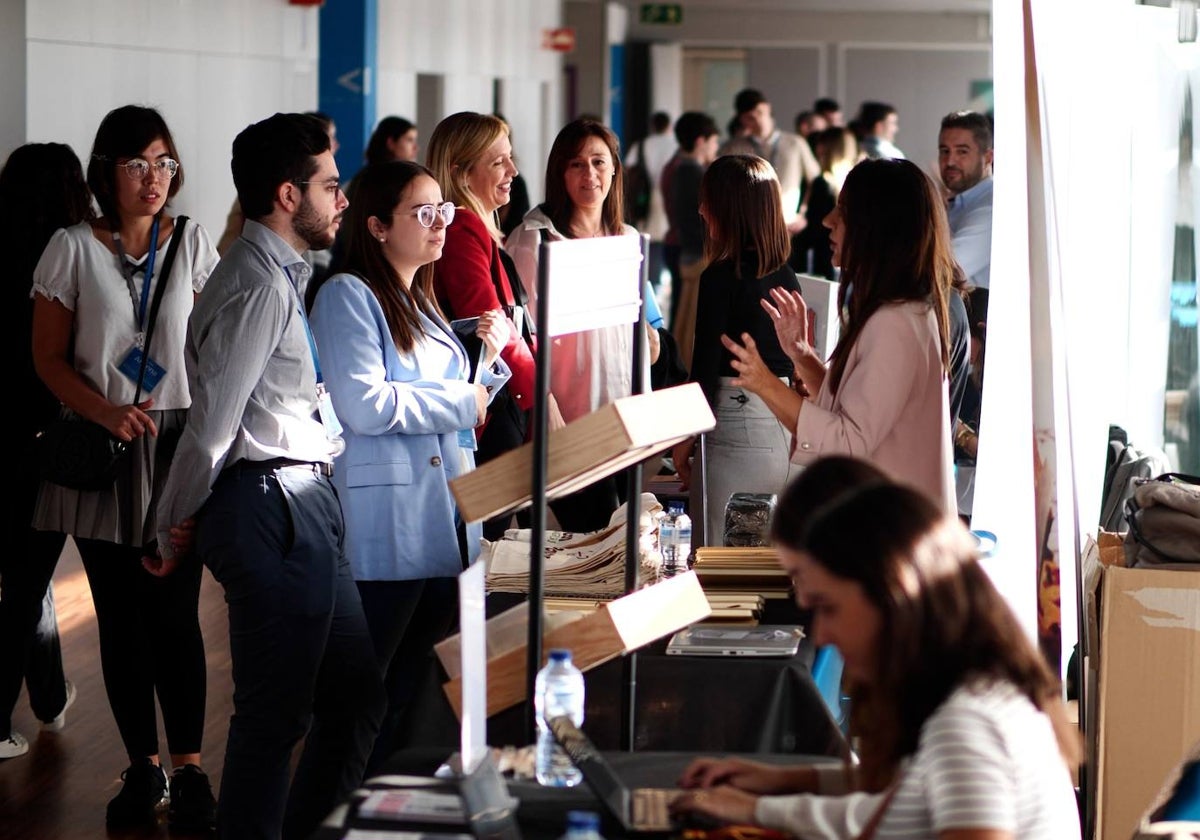 Alumnos en la feria de empleo.