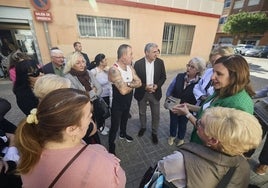 La alcaldesa de Valencia, María José Catalá, y el subdirector de Atención Primaria de la Conselleria de Sanidad, Enrique Soler, con los vecinos del barrio de Fuensanta.