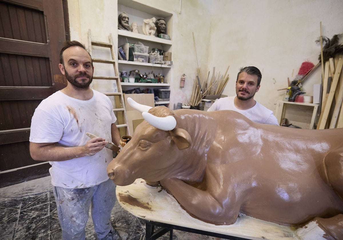 Francisco Sanabria (d) y José Luis Ceballos, artistas falleros que están completando las figuras del belén del Ayuntamiento.