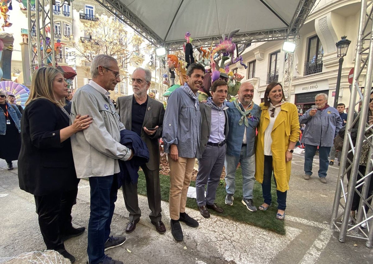 Imagen secundaria 1 - iIsita de Martínez Almeida, Carlos Mazón y María José Catalá, a la falla Almirante Cadarso-Conde Altea.