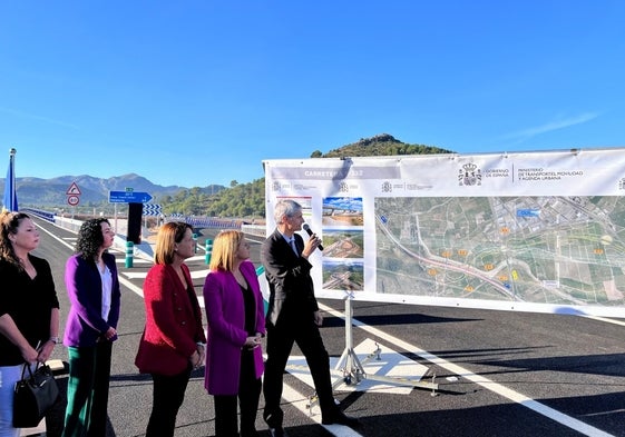 La delegada del Gobierno en la Comunitat y la alcaldesa de Oliva en la apertura del acceso sur a la AP-7 en Oliva.