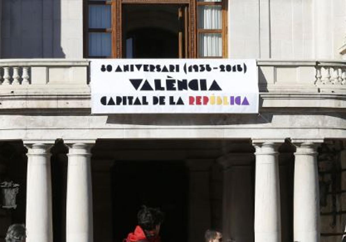 Una pancarta en conmemoración de Valencia como capital de la República, colgada en el balcón del Ayuntamiento.