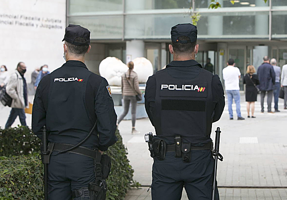 Dos agentes, frente a la Ciudad de la Justicia de Valencia.