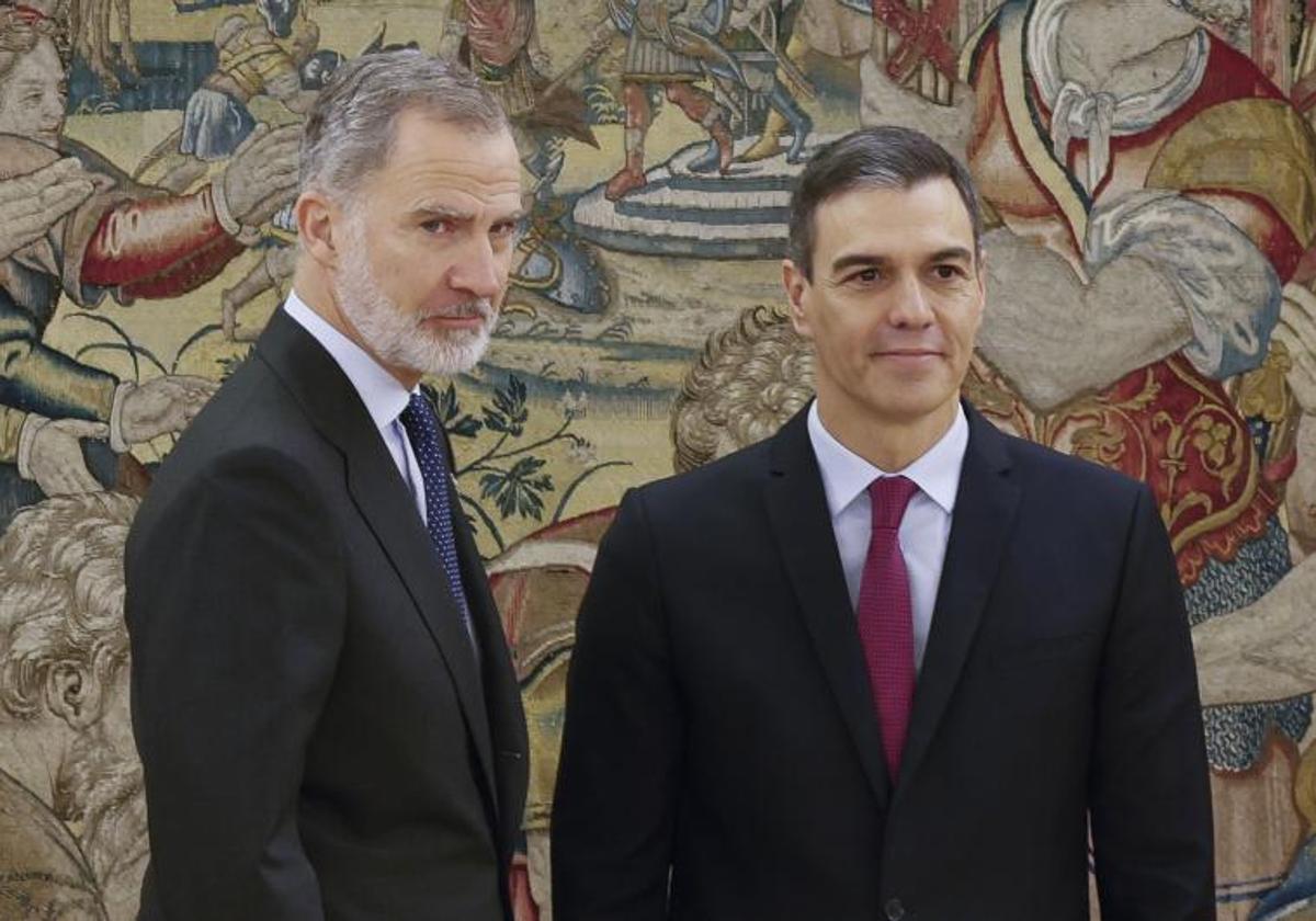 El Rey Felipe VI, junto a Pedro Sánchez en el Palacio de la Zarzuela.