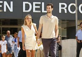 Sergio Rico saliendo del hospital acompañado por su mujer, Alba Silva, tras recibir el alta